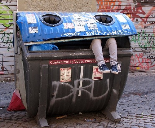 屋頂拔河、人體飛鏢 羅馬街頭現(xiàn)怪誕行為藝術(shù)（圖）