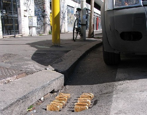 屋頂拔河、人體飛鏢 羅馬街頭現(xiàn)怪誕行為藝術(shù)（圖）