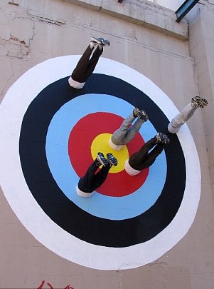 屋頂拔河、人體飛鏢 羅馬街頭現(xiàn)怪誕行為藝術(shù)（圖）