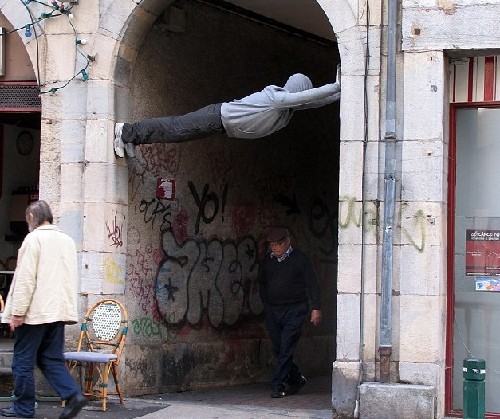 屋頂拔河、人體飛鏢 羅馬街頭現(xiàn)怪誕行為藝術(shù)（圖）