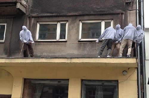 屋頂拔河、人體飛鏢 羅馬街頭現(xiàn)怪誕行為藝術(shù)（圖）