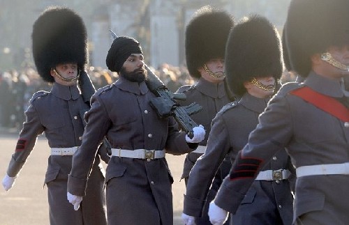 錫克教衛(wèi)兵戴頭巾守衛(wèi)白金漢宮 獨(dú)樹(shù)一幟創(chuàng)造歷史