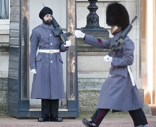 錫克教衛(wèi)兵戴頭巾守衛(wèi)白金漢宮 獨(dú)樹(shù)一幟創(chuàng)造歷史