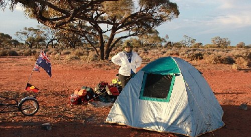 英國新婚夫婦騎行三大洲“度蜜月” 途經(jīng)中國