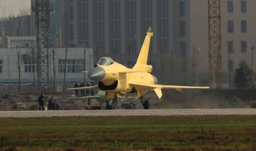 組圖：網(wǎng)友拍國(guó)產(chǎn)殲10B戰(zhàn)機(jī)近期頻繁滑跑試飛