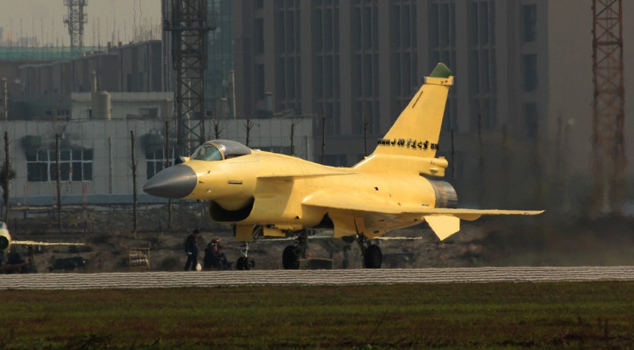 組圖：網(wǎng)友拍國產(chǎn)殲10B戰(zhàn)機(jī)近期頻繁滑跑試飛