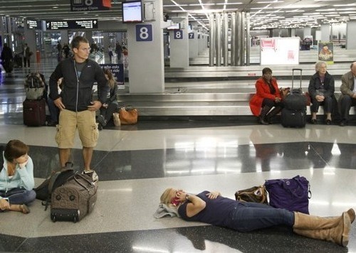 暴風雪致美國上千航班取消 圣誕節(jié)高峰滯留數(shù)十萬人