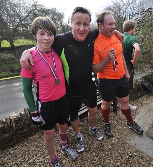 卡梅倫參加慈善越野賽 展示強(qiáng)健體魄受傷也不在乎