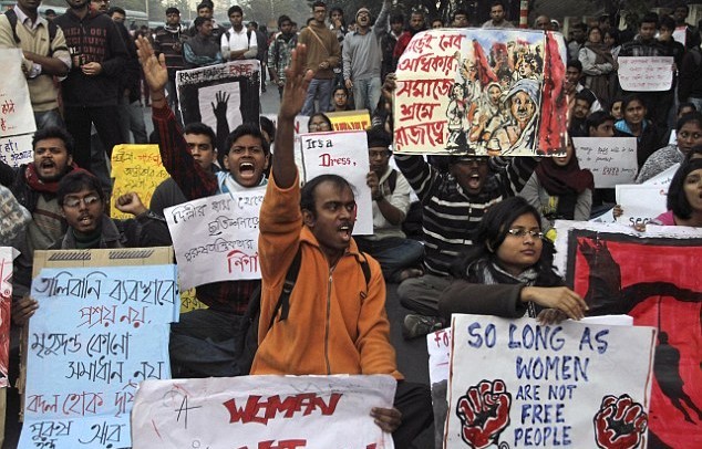 印度輪奸案受害人遺體運(yùn)回國(guó) 民憤難平嫌犯或被處死刑