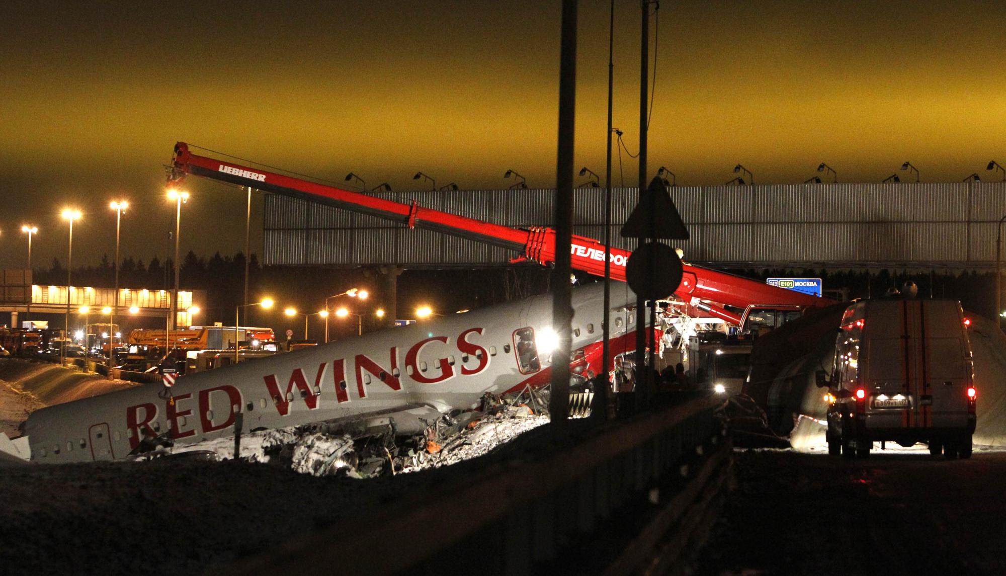 俄客機降落時沖出跑道斷裂至少4人死亡 或駕駛員失誤所致