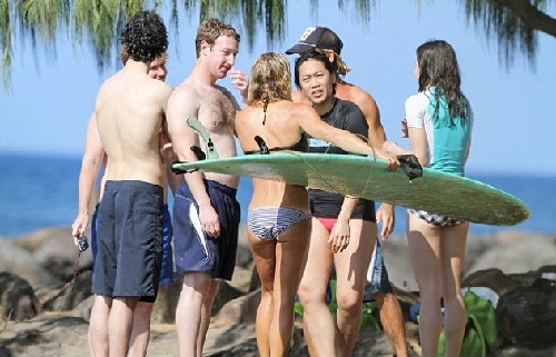 圖:扎克伯格與新婚妻子夏威夷度假 學(xué)習(xí)沖浪愜意悠閑