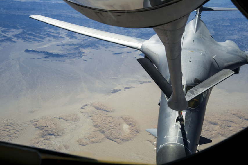 實拍美軍戰(zhàn)略轟炸機(jī)空中加油 飛行員高舉國旗