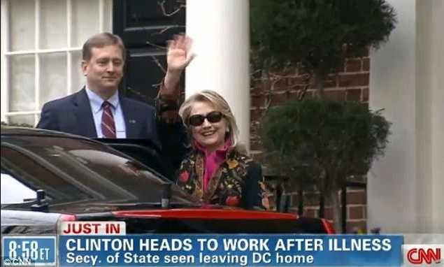 希拉里返崗獲贈橄欖球頭盔 交權前出席領館遇襲案聽證會