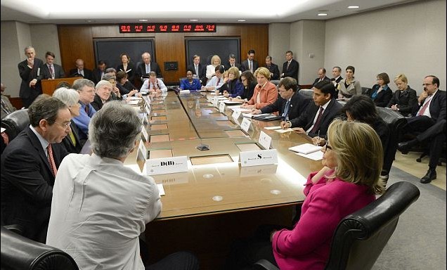 希拉里返崗獲贈(zèng)橄欖球頭盔 交權(quán)前出席領(lǐng)館遇襲案聽證會(huì)