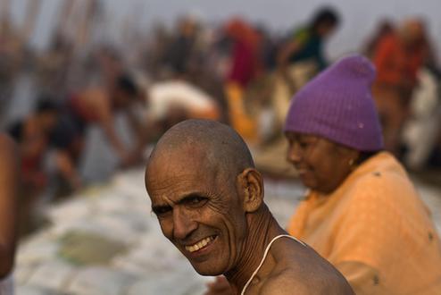 印度教徒歡慶大壺節(jié) 千萬人集體沐浴望洗滌罪過