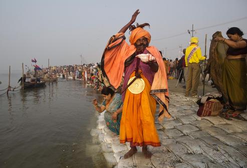 印度教徒歡慶大壺節(jié) 千萬人集體沐浴望洗滌罪過