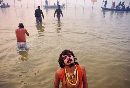 印度千萬朝圣者共慶大壺節(jié) 恒河“裸浴”洗罪孽