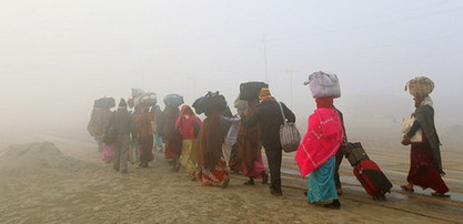 印度千萬朝圣者共慶大壺節(jié) 恒河“裸浴”洗罪孽