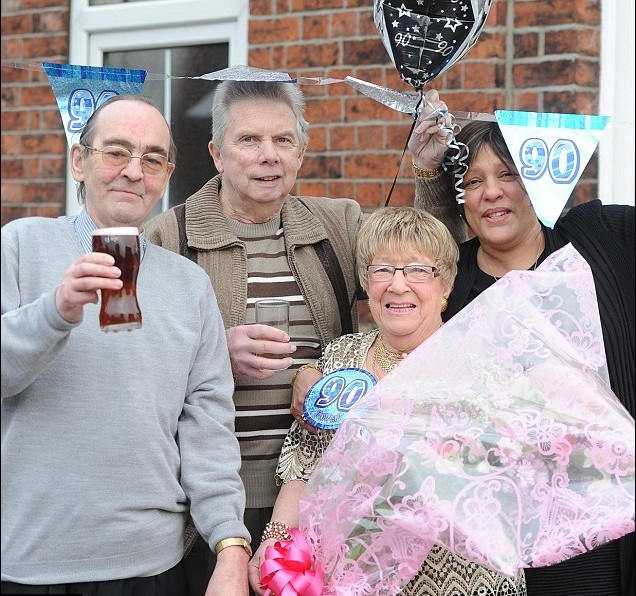 英國最年長女調(diào)酒師慶祝90歲生日 曾服役于皇家海軍