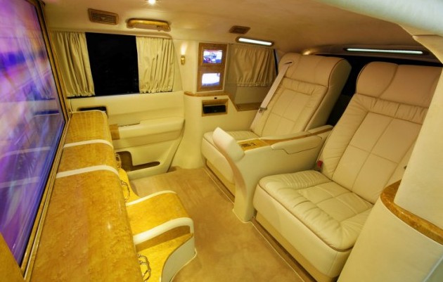 香檳皮床大熒幕 十萬(wàn)英鎊改裝超豪華防彈車