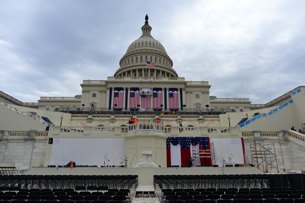 奧巴馬就職典禮在即規(guī)?？s水 做義工紀(jì)念馬丁•路德•金