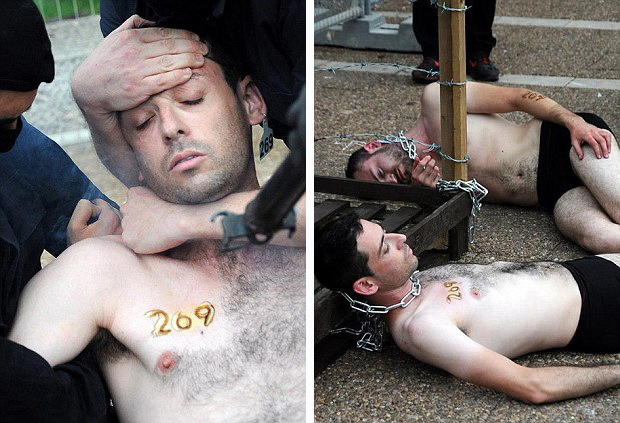 抗議虐待動(dòng)物采用殘忍方式 倫敦街頭將現(xiàn)真人烙印秀