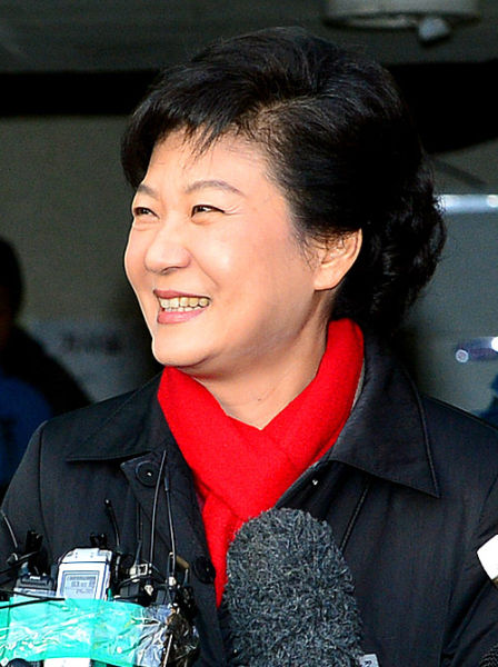 韓國男子闖入總統(tǒng)職務(wù)交委會向樸槿惠示愛