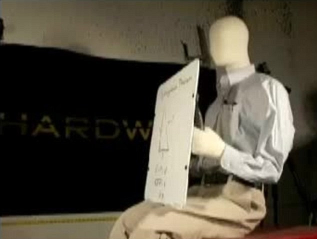 最后的“救命符”：美發(fā)明防彈黑板應(yīng)對(duì)校園槍擊案