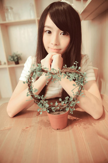 全國?；ㄅ判邪?清華女生酷似高圓圓