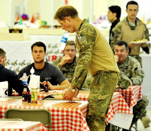 玩游戲、吃自助：哈里講述阿富汗戰(zhàn)場“愜意生活”