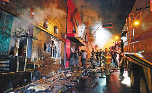 巴西夜總會燃放煙花彈引發(fā)大火(圖)