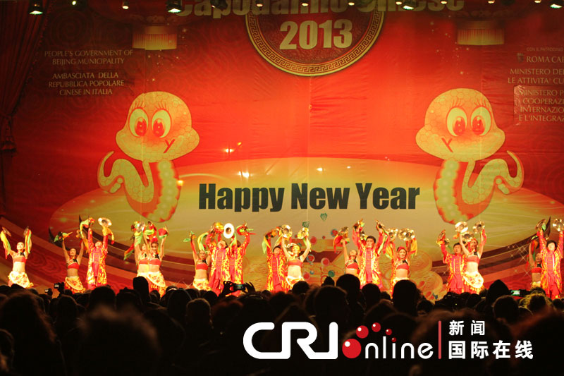 “歡樂春節(jié)”響徹羅馬 焰火表演照亮斗獸場