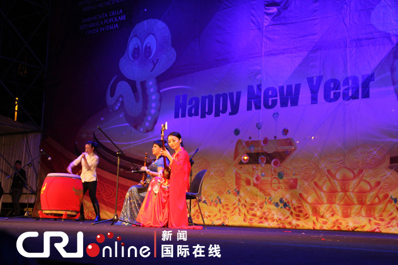 “歡樂春節(jié)”響徹羅馬 焰火表演照亮斗獸場