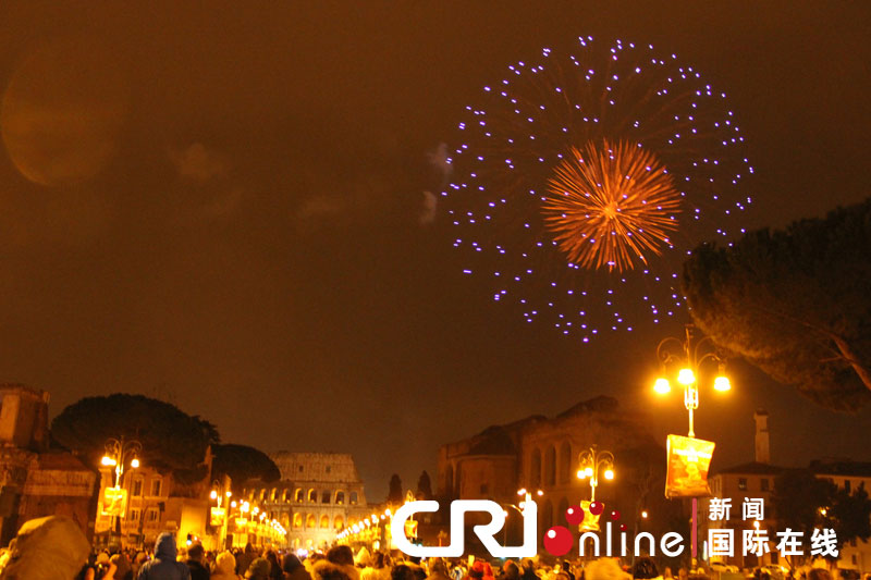 “歡樂(lè)春節(jié)”響徹羅馬 焰火表演照亮斗獸場(chǎng)