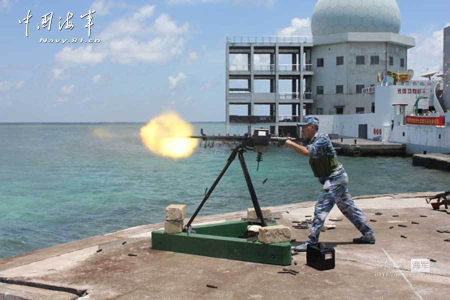 高清：駐永暑礁部隊(duì)用重機(jī)槍艦炮對(duì)海攻擊演練