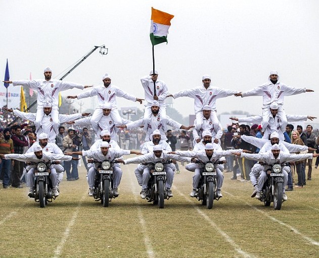 頭發(fā)拉車、牙齒搬磚 印度鄉(xiāng)村奧運(yùn)會(huì)牛人顯神通