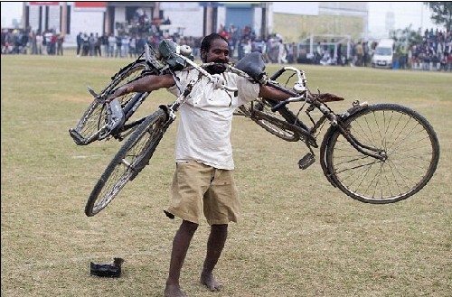 頭發(fā)拉車、牙齒搬磚 印度鄉(xiāng)村奧運會牛人顯神通