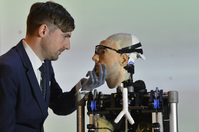 英科學(xué)家百萬(wàn)美元制“仿生人” 從頭到腳皆人造