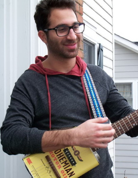 圖：美國(guó)兩兄弟變廢汽油罐為電吉他