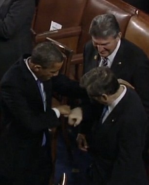 奧巴馬與共和黨勵(lì)志議員碰拳致意 廣受好評(píng)走紅網(wǎng)絡(luò)