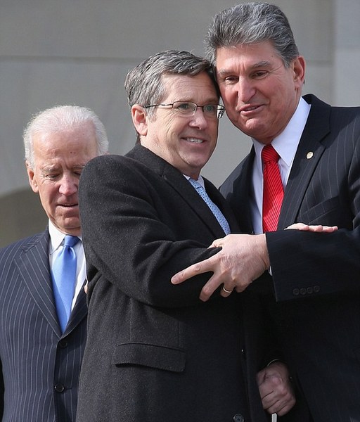 奧巴馬與共和黨勵志議員碰拳致意 廣受好評走紅網(wǎng)絡(luò)