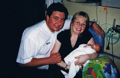 英國(guó)男童天生“半臉” 同胞兄弟情令人動(dòng)容