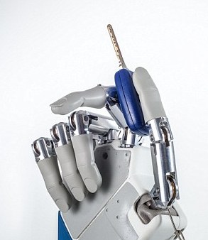 新型仿生手有感知功能 年內(nèi)造福截肢者