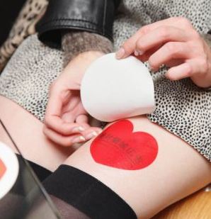 日本廣告貼在少女美腿上 穿8小時(shí)短裙即有酬勞