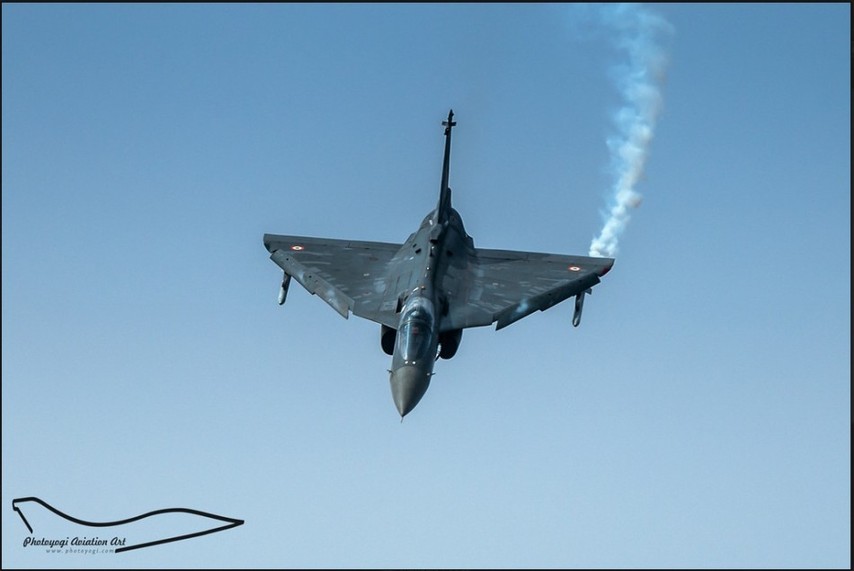 高清:印度國產(chǎn)LCA輕型戰(zhàn)機(jī)賣力表演展示機(jī)動(dòng)性能