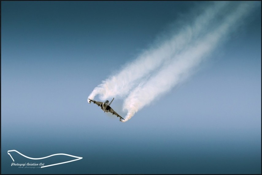 高清：印度國產(chǎn)LCA輕型戰(zhàn)機(jī)賣力表演展示機(jī)動(dòng)性能