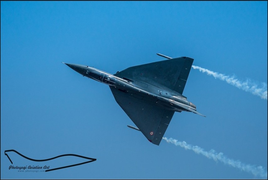 高清：印度國產(chǎn)LCA輕型戰(zhàn)機(jī)賣力表演展示機(jī)動(dòng)性能