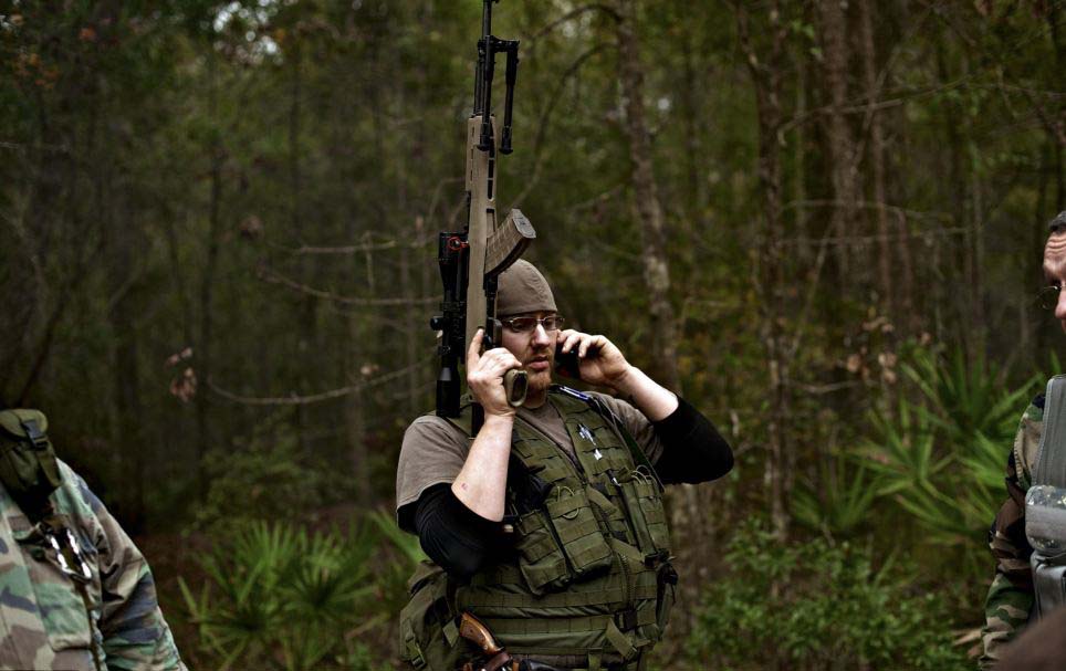 美訓(xùn)練營(yíng)教你應(yīng)對(duì)世界末日 兒童學(xué)用突擊步槍