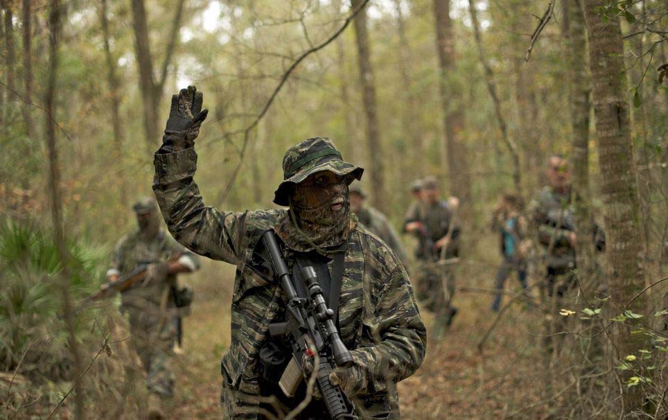 美訓(xùn)練營教你應(yīng)對(duì)世界末日 兒童學(xué)用突擊步槍