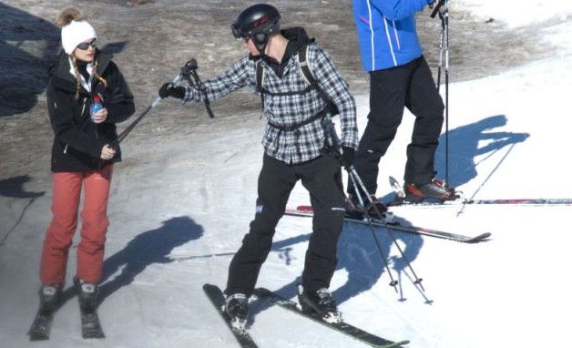 哈里王子與女友復(fù)合出席皇室派對(duì) 滑雪場(chǎng)熊抱秀恩愛(ài)